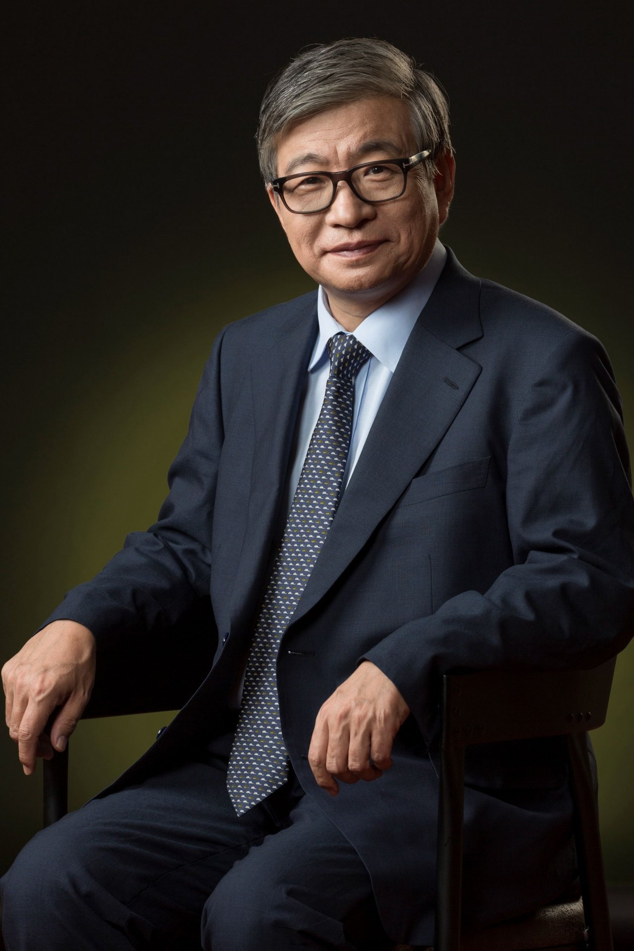 与此同时