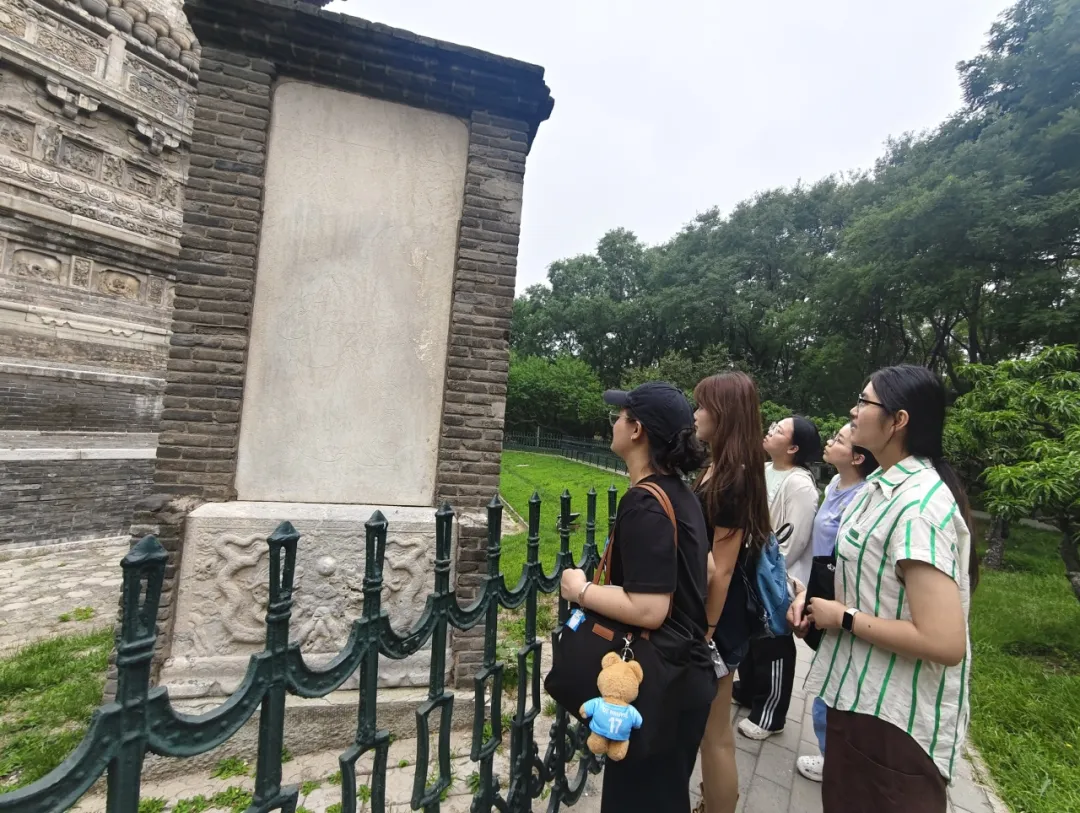 后勤保障等各个岗位上立德树人