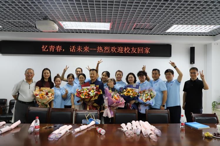 母校是我们青春梦想启航的地方