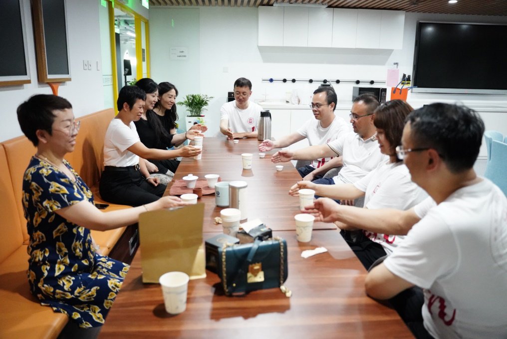 蒙蒙细雨为民大校园增添了一份别样的氛