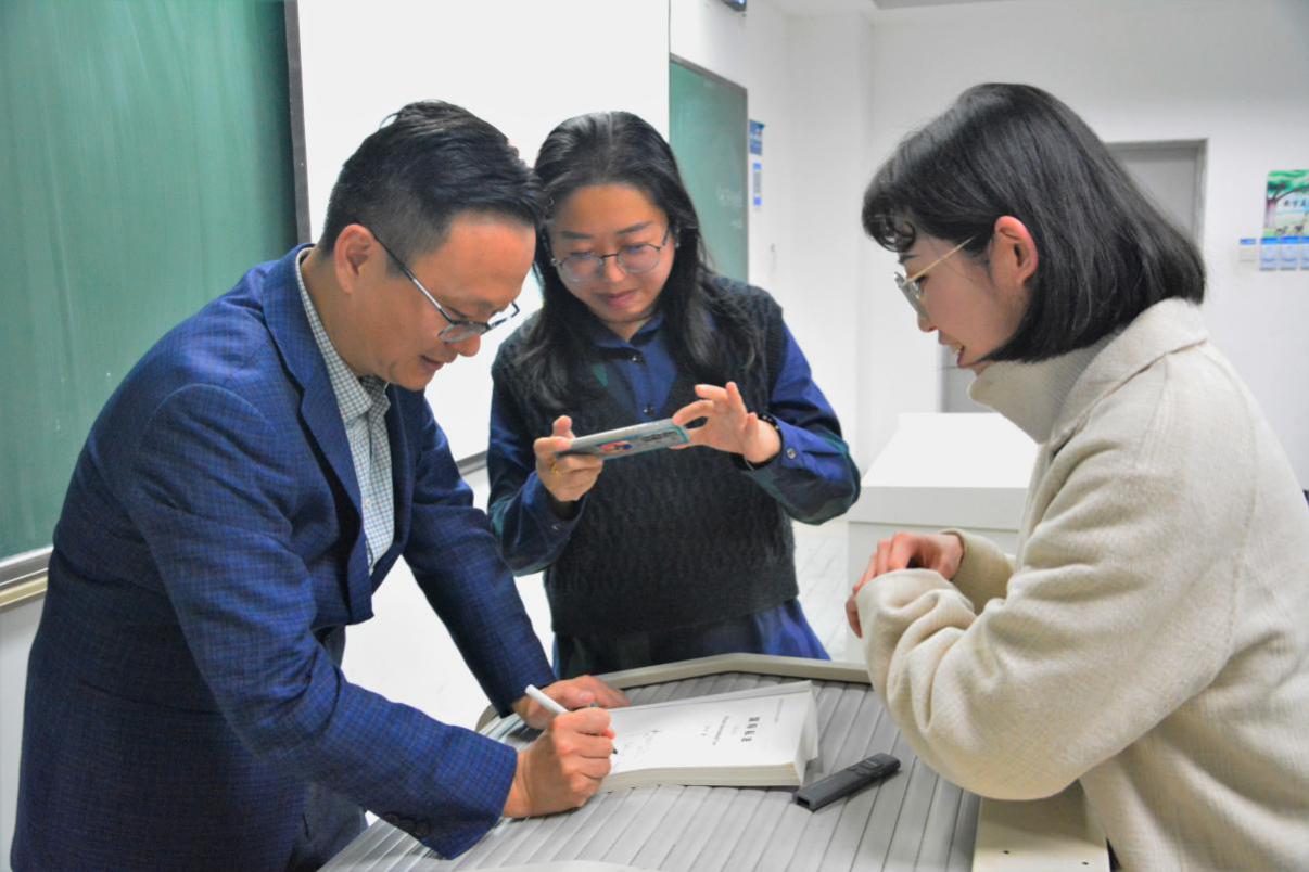 给中国造成的外部挑战和压力显著增大出