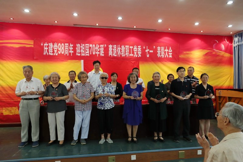 离退休工作处副处长朱涛