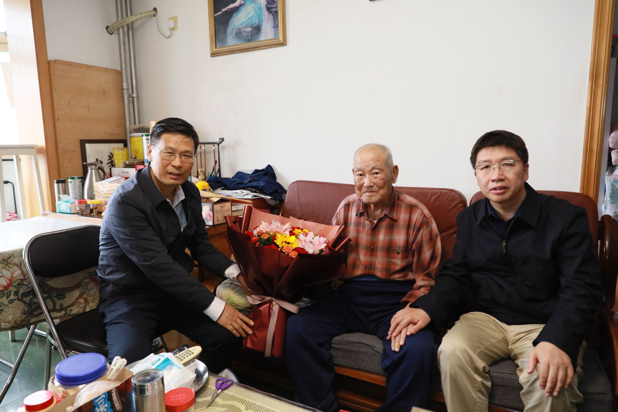 副校长强世功看望慰问了离退休老同志代