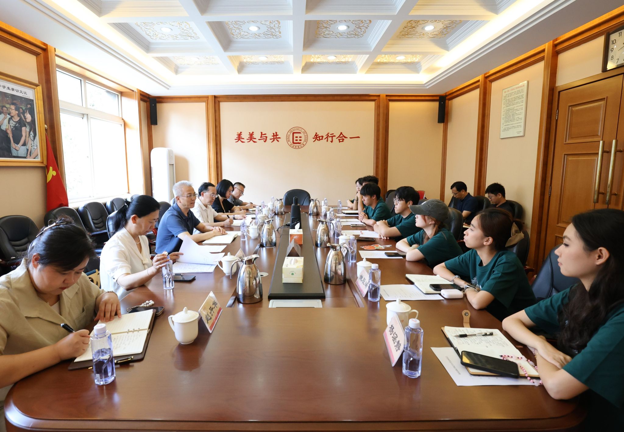 赵丽芳带队赴海南国际学院与学子座谈交