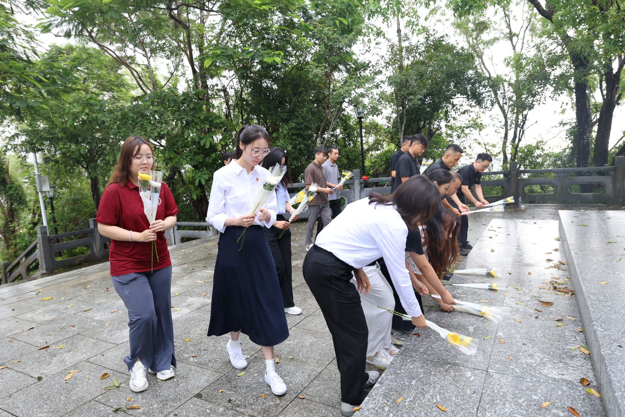 进一步激发师生党员的爱国热情与奋进力