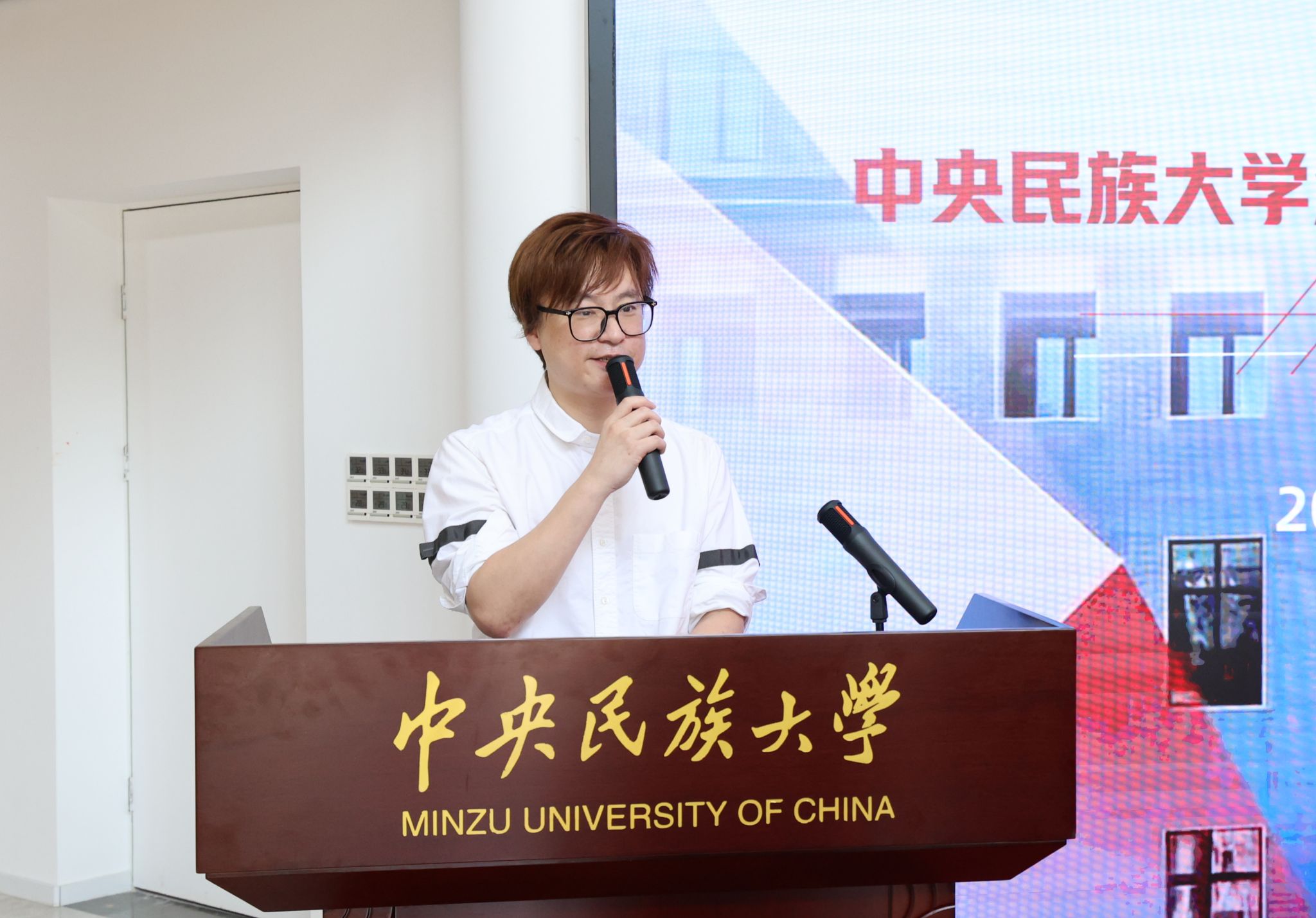 揭牌仪式由学院副院长代明利主持