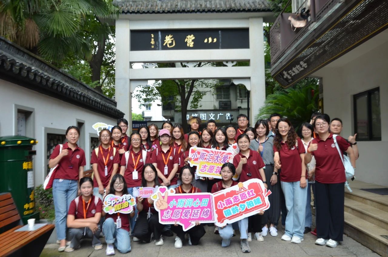 采用情景再现+实地研学+互动研讨的育