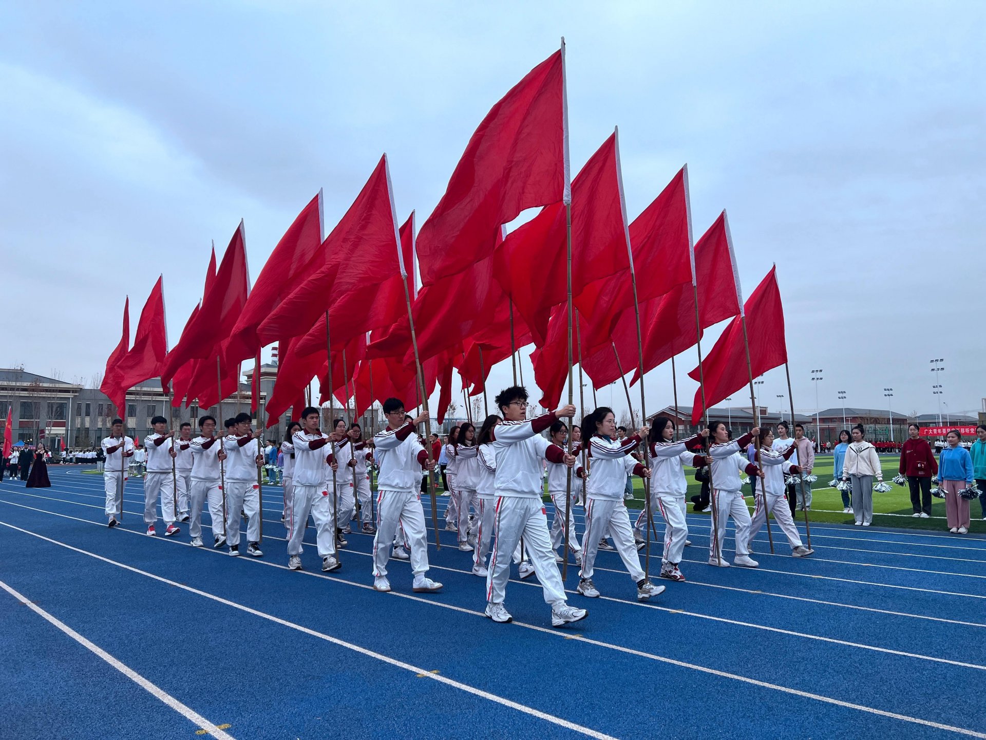 民大师生带着奋力争先
