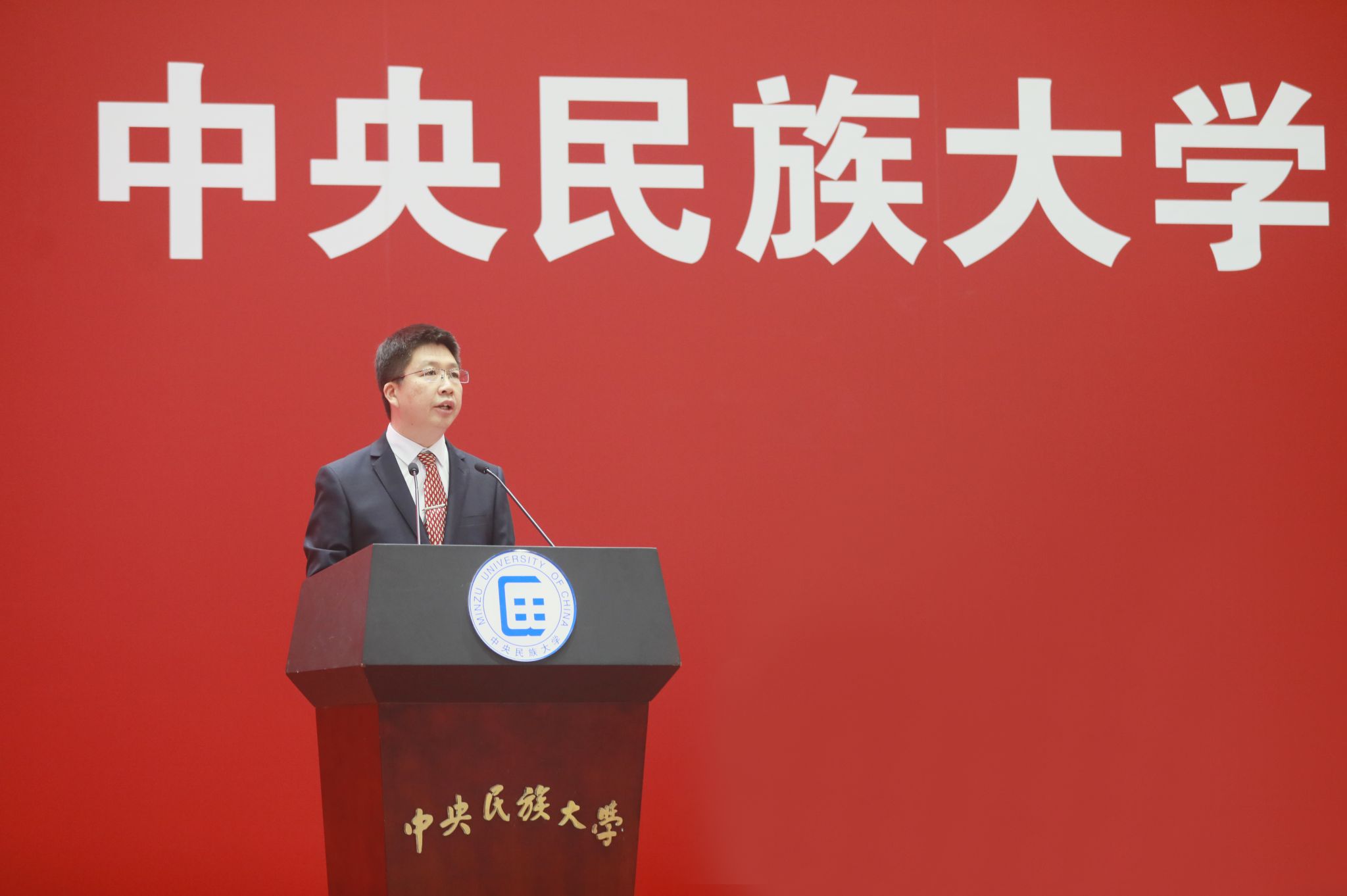 代表学校党委和全校2万多名师生员工