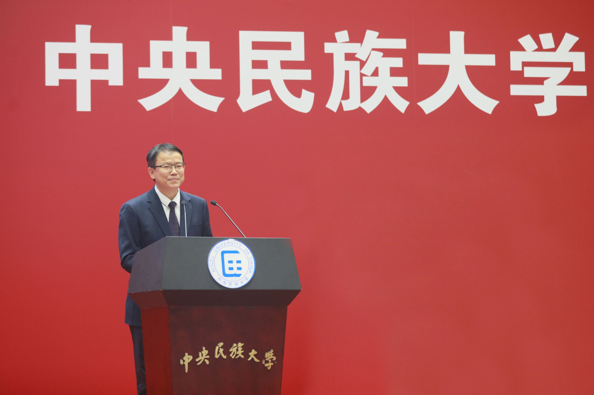 硕士和本科毕业生代表颁发荣誉证书