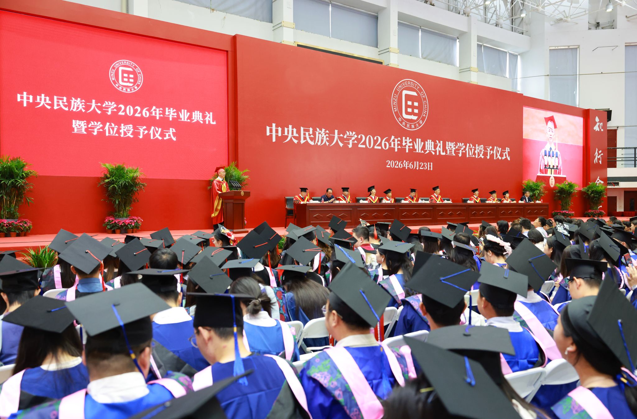 校长强世功为到西部和基层就业毕业生代