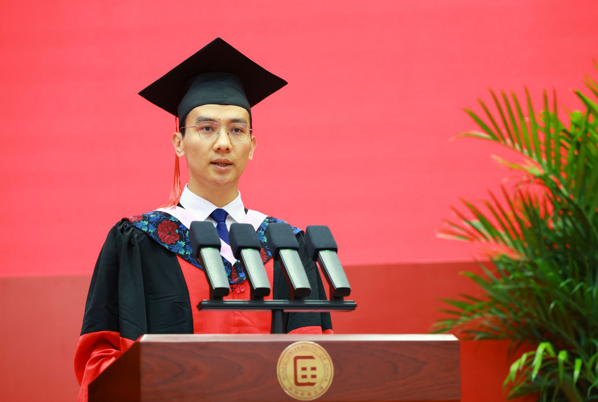 副校长赵丽芳宣读关于年到西部和基层就