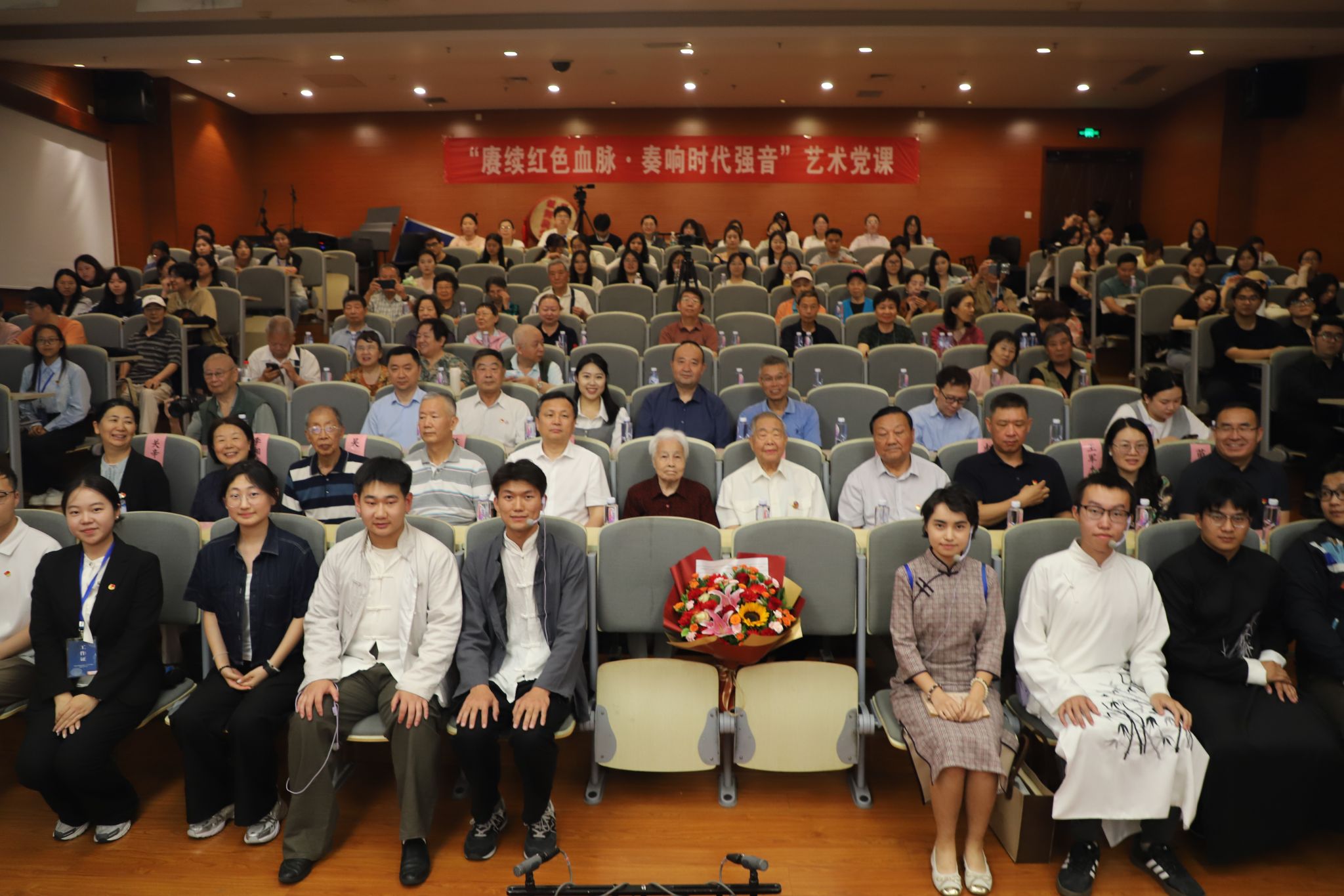 正式迈入了以“数智化”为特征的深度开