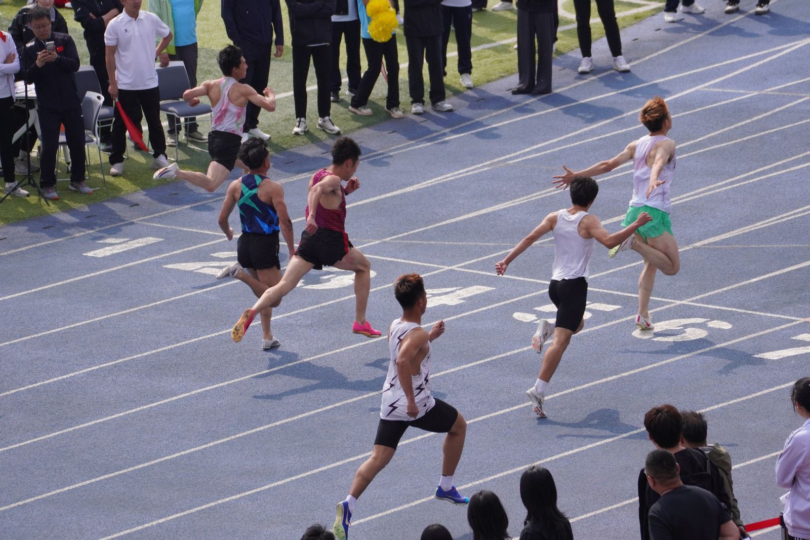 在学校第58届田径运动会赛场上