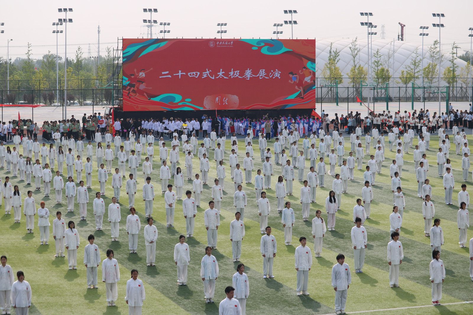 随小民的镜头一起观看今日校运会开幕式