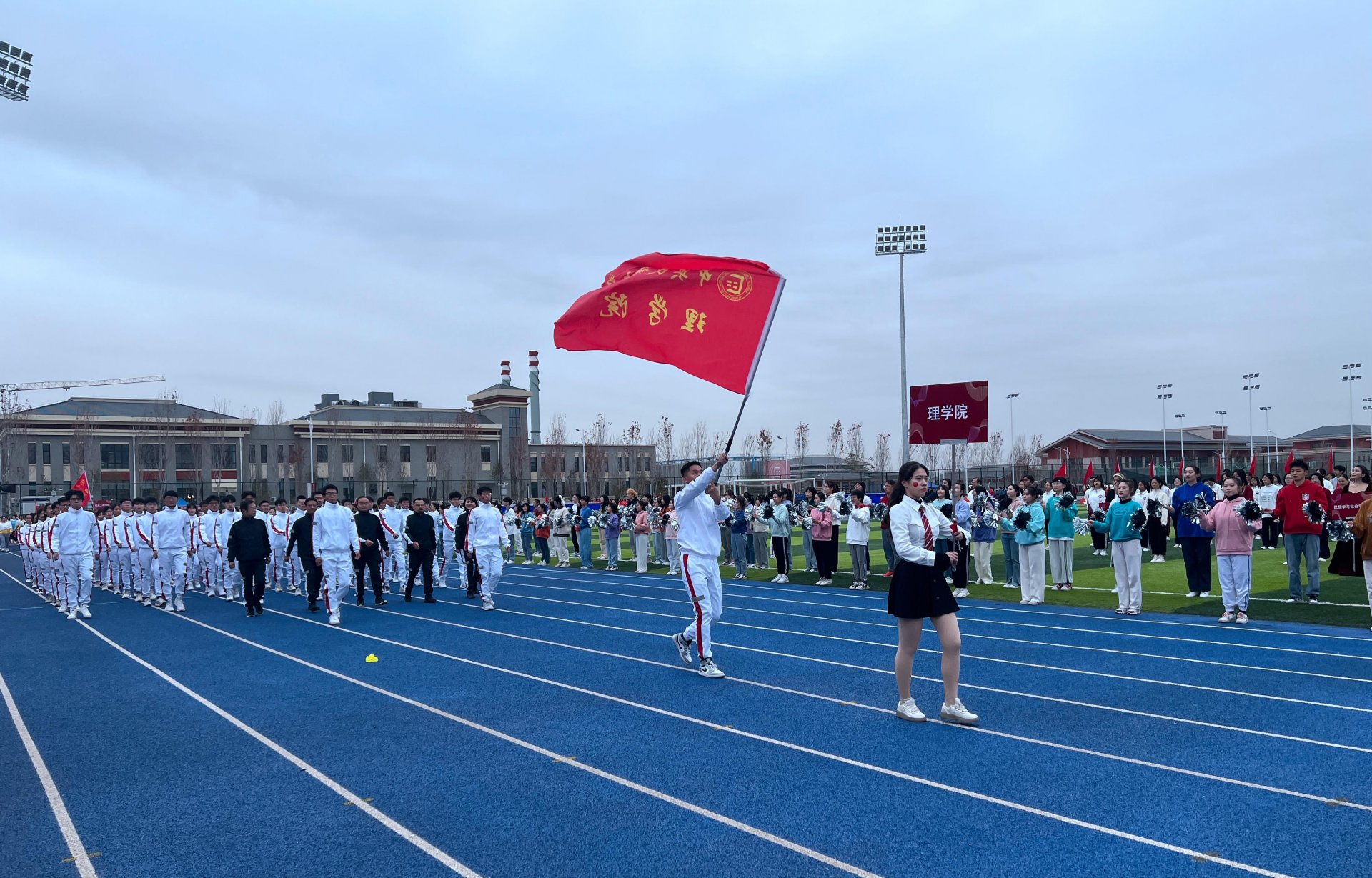 民大师生带着奋力争先