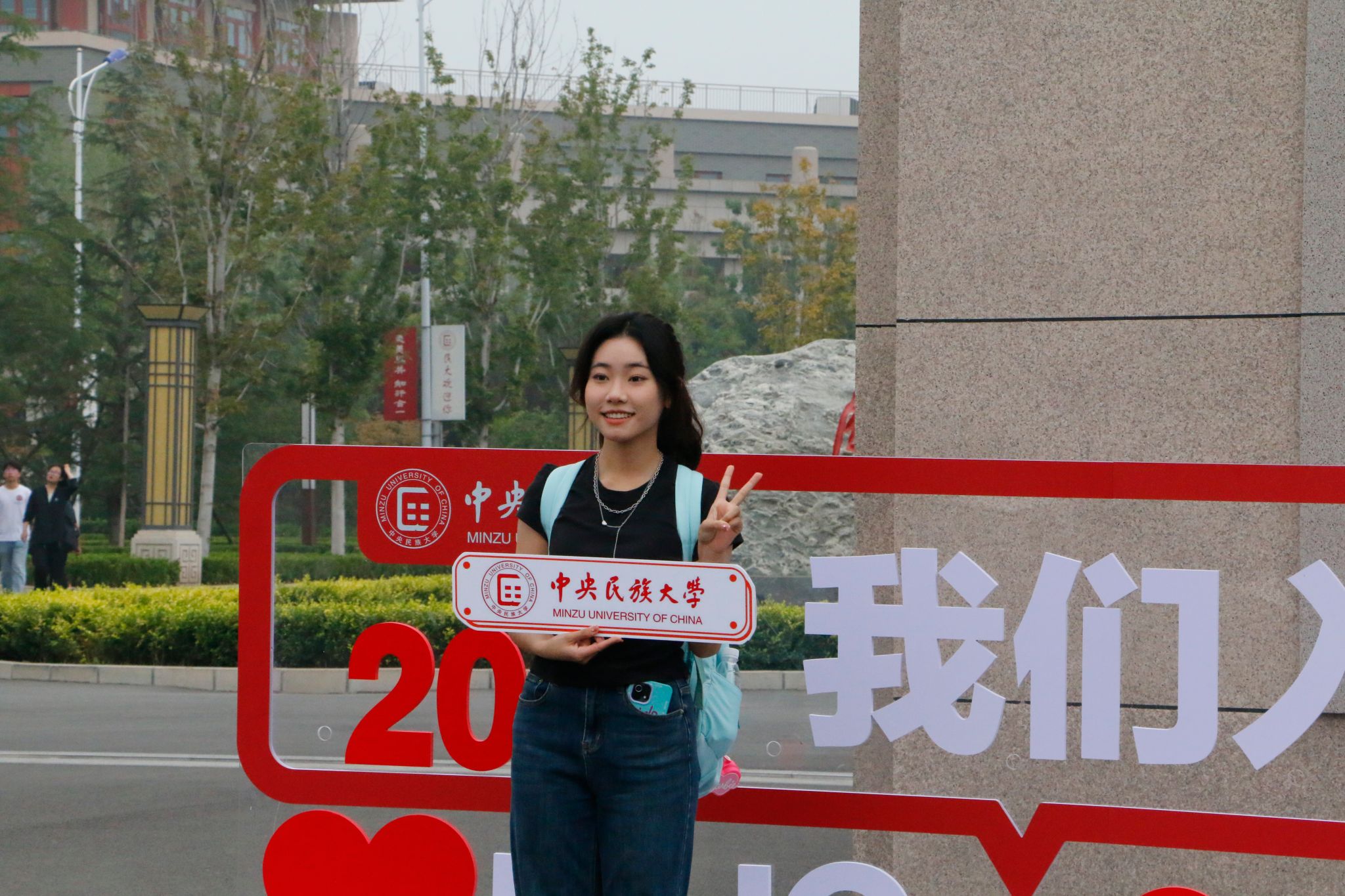各种昂扬向上的校园标语溢满了对新老同