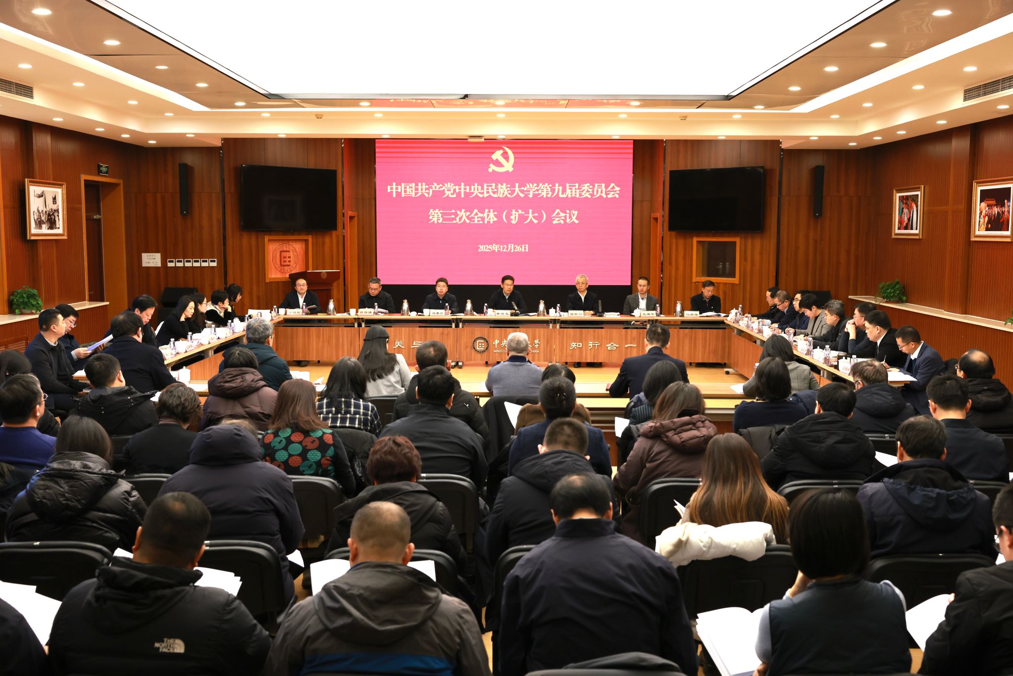 学校党委书记查显友同志代表学校党委常