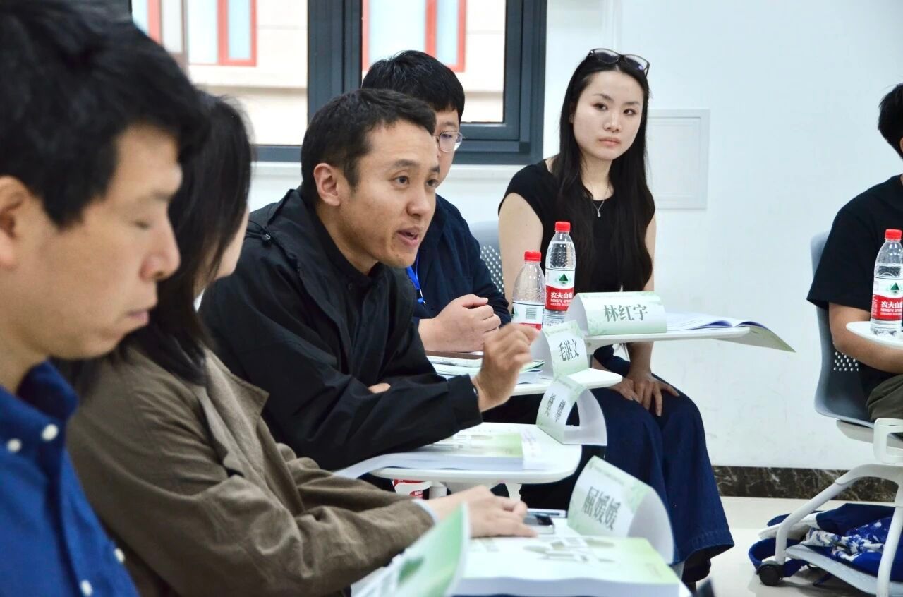 副校长赵丽芳代表学校热烈欢迎莅临论坛