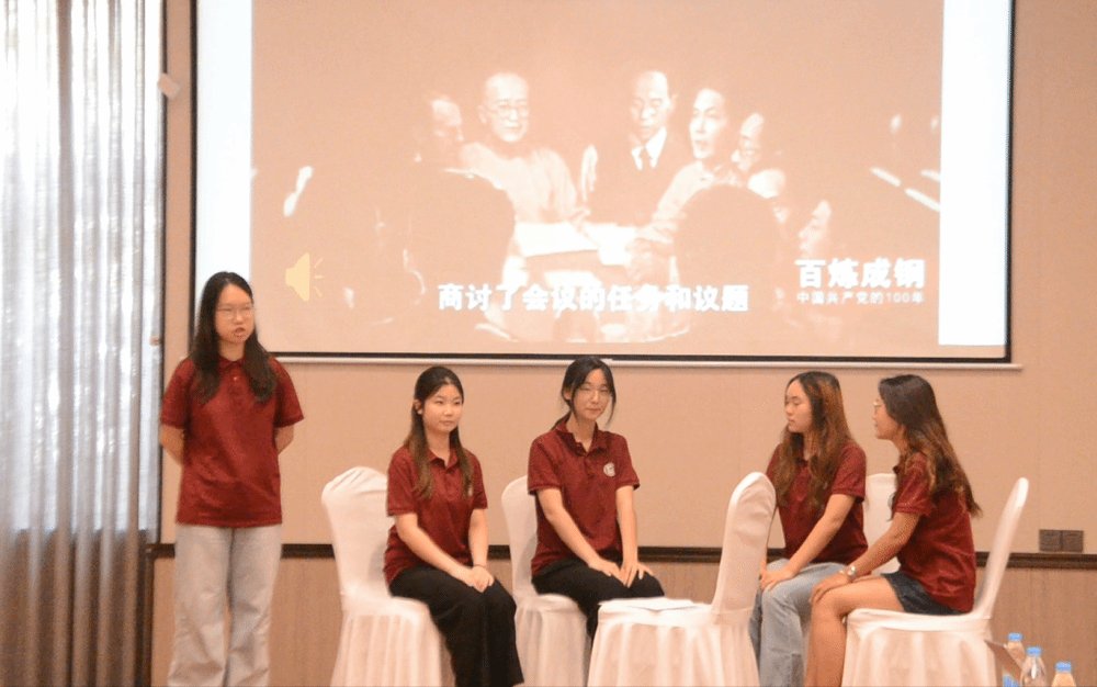 采用情景再现+实地研学+互动研讨的育