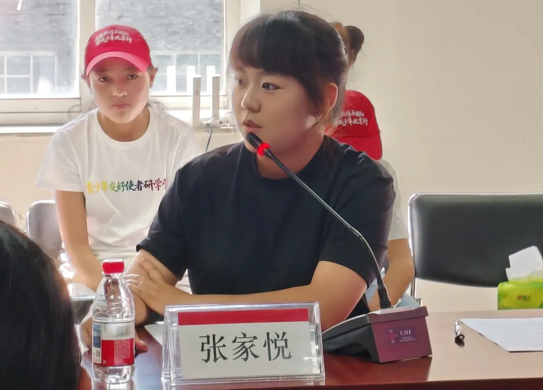 陪同来访的中国国际青年交流中心有关同