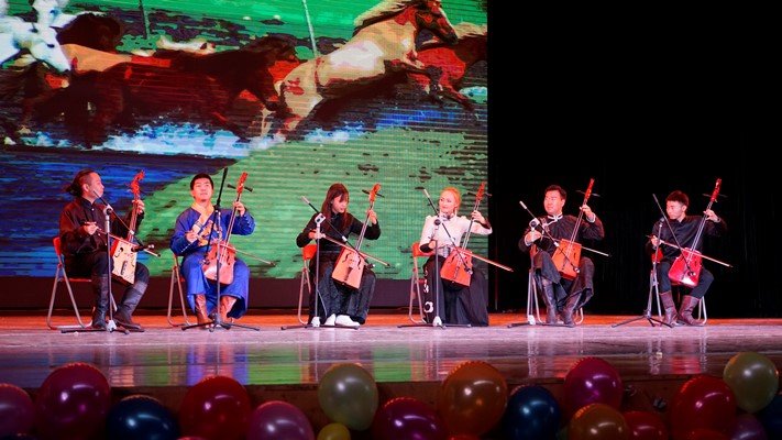 _DSC3876.JPG 与学院师生共同观看迎新晚会
