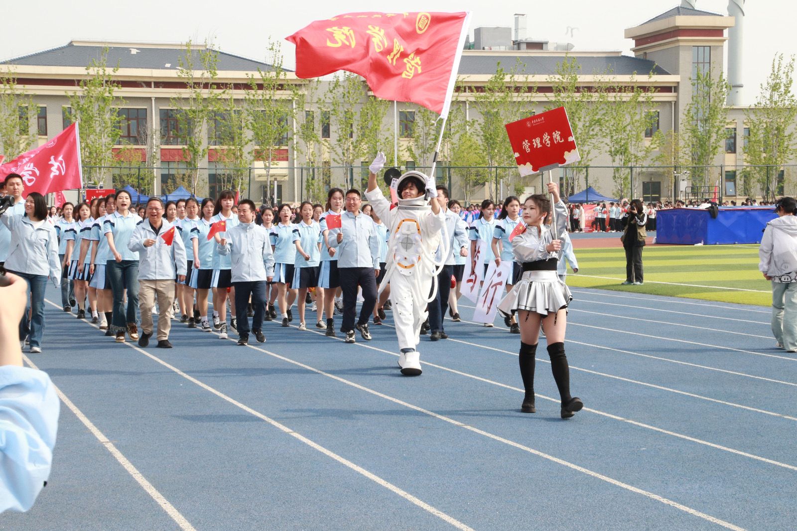 4月26日上午