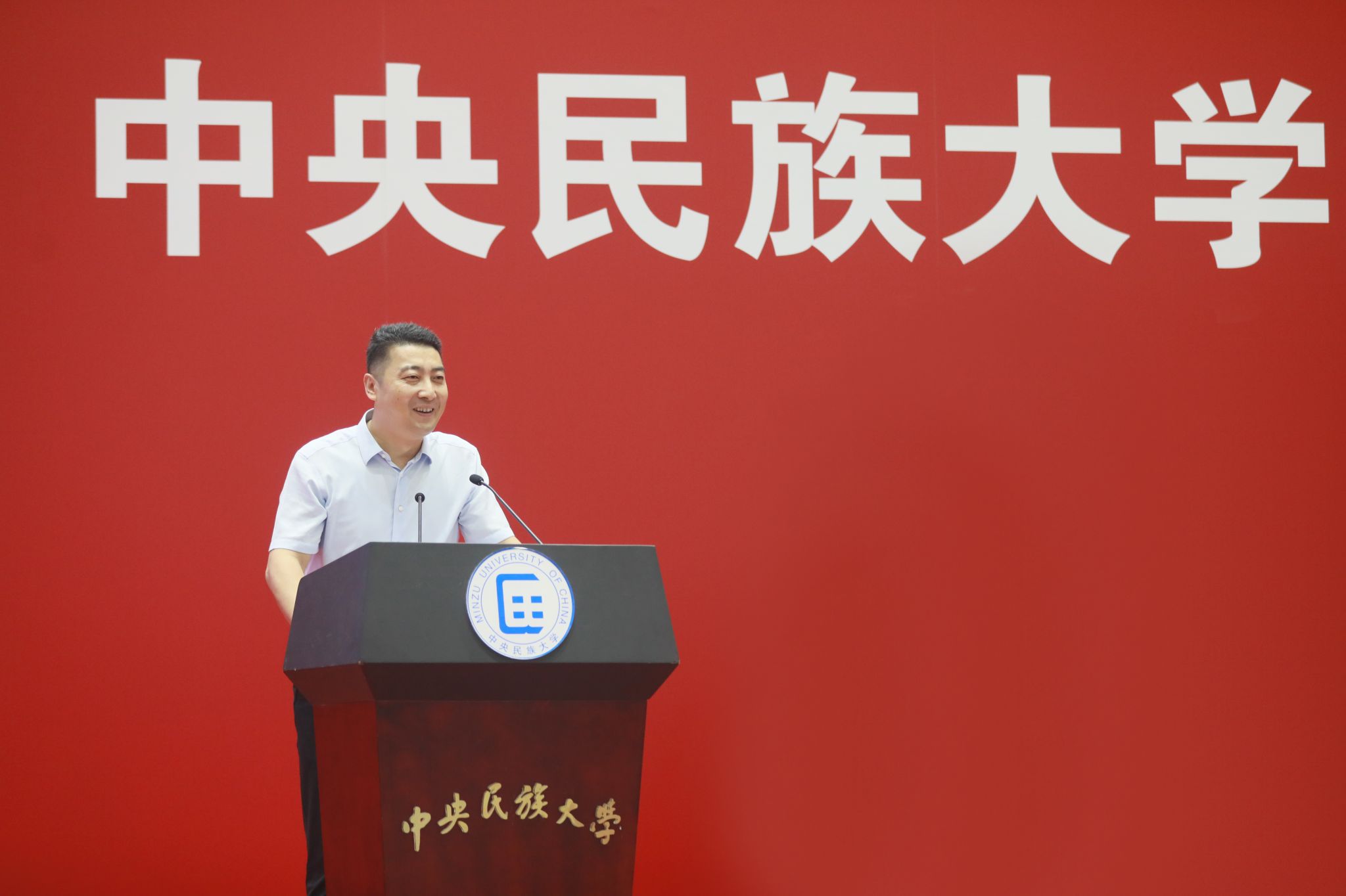 向圆满完成学业的6000余名毕业生表
