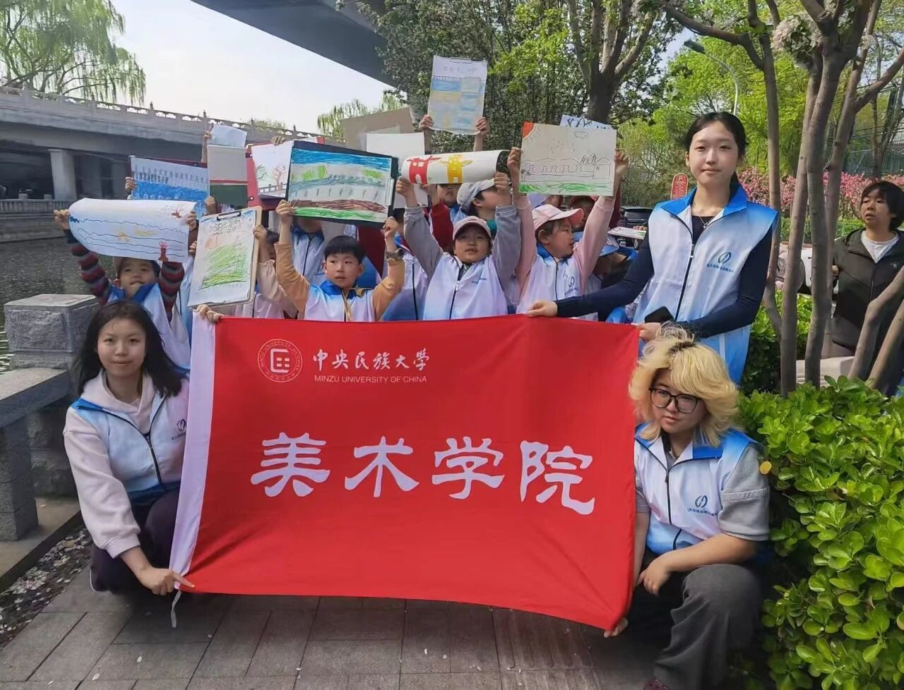 在亲身体验中铸牢中华民族共同体...