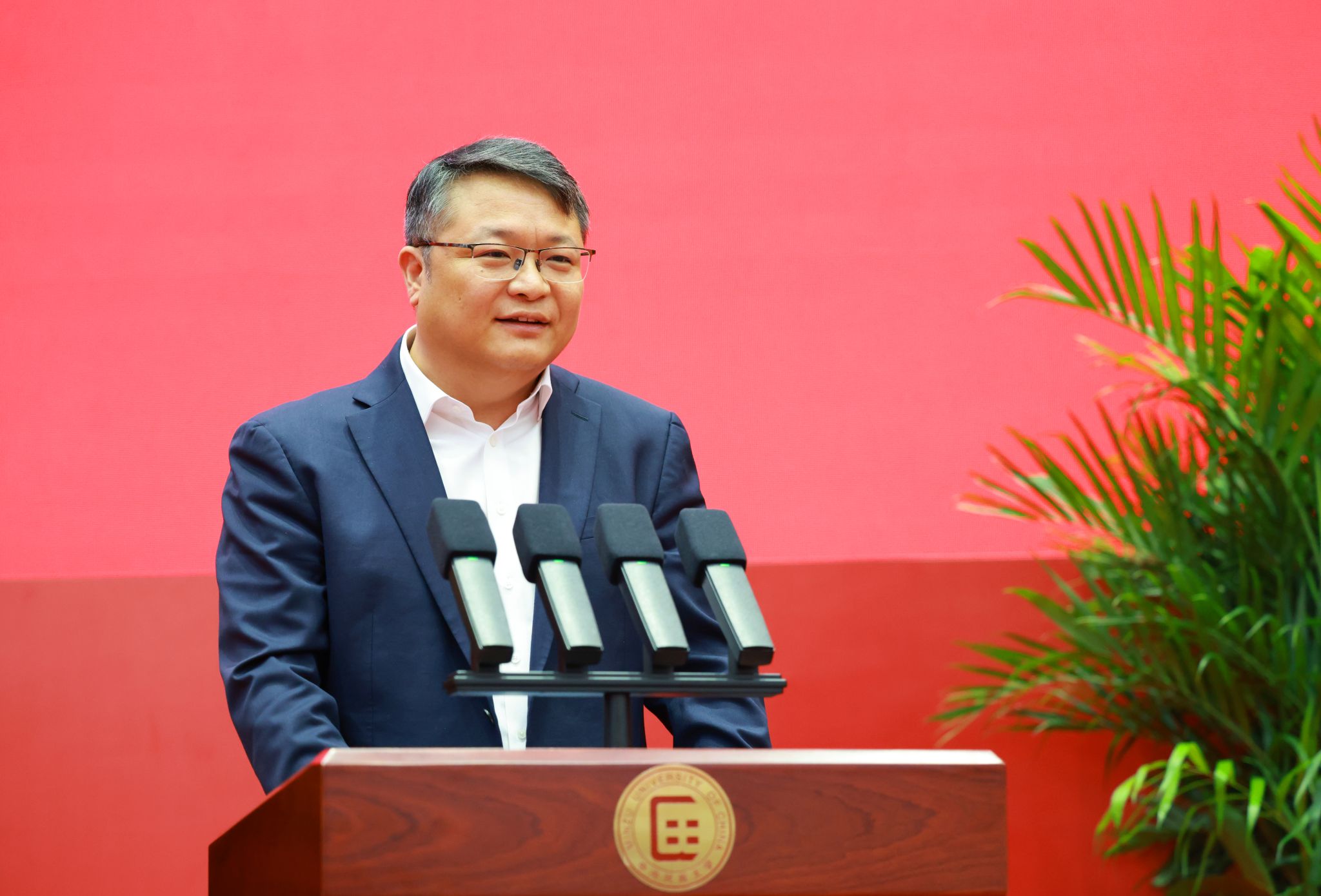 学位评定委员会副主席甘明刚主持典礼