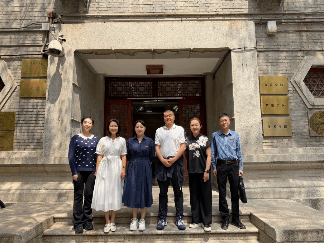 贵州师范学院音乐舞蹈学院党委书记李佩