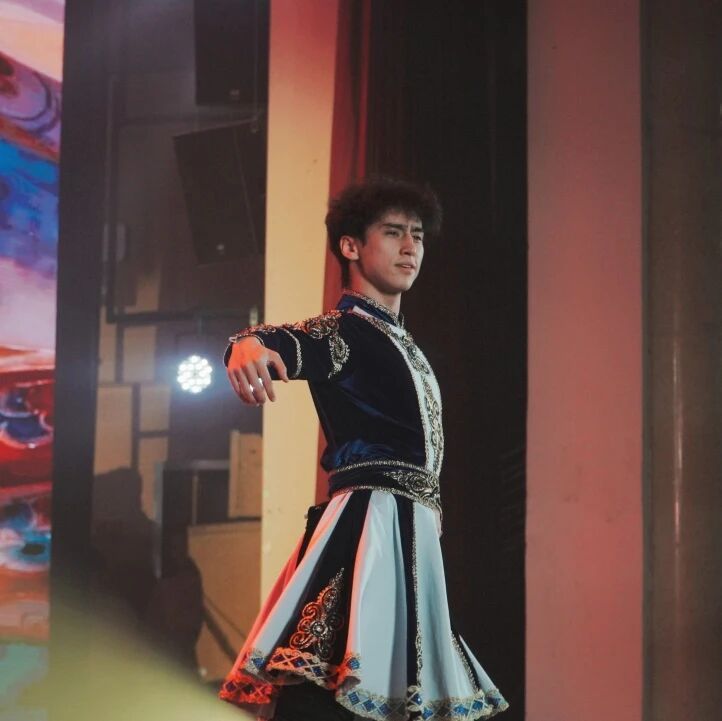 感受同学们以舞寄情