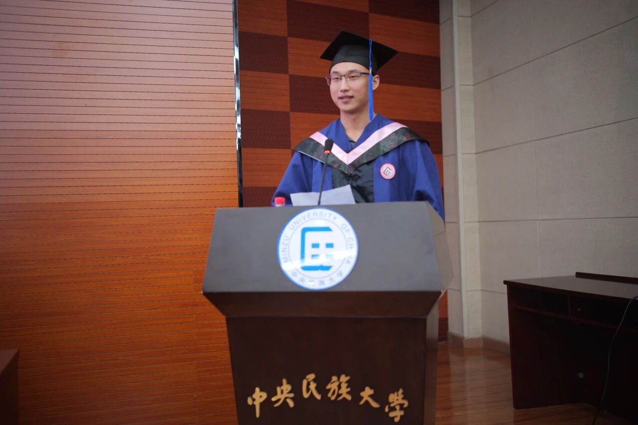 仪式由学院党委副书记李依霖主持