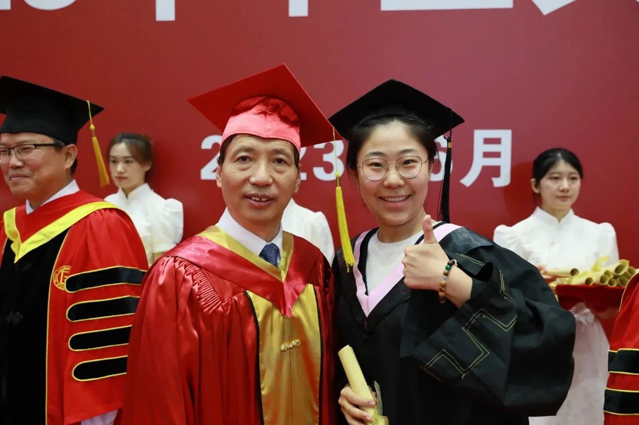 点亮奋进之路”为题寄语全体毕业生