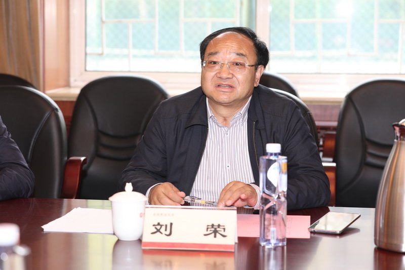 副校长王丽萍在3号楼一层会议室与来宾