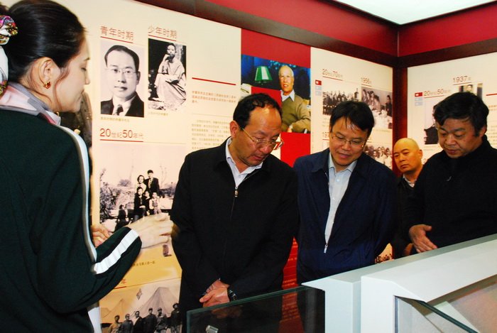 校长黄泰岩