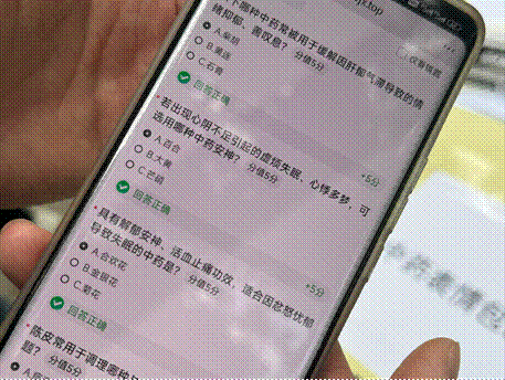 同学们有的凝神思索