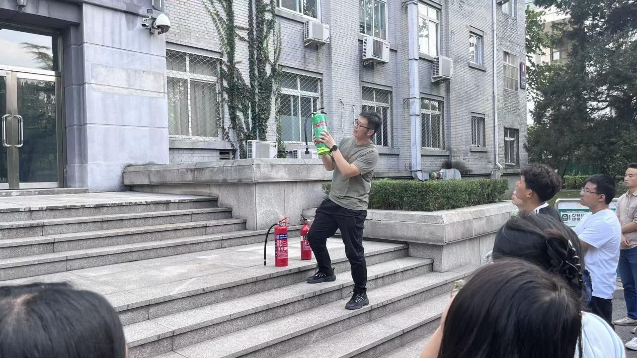 筑牢校园安全防线