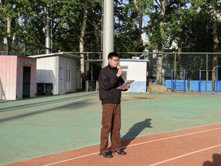 澳博体育官网首页药学院师生齐聚操场